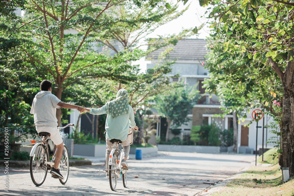 Fototapeta premium muslim couple riding a bike