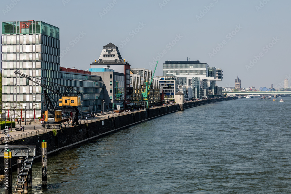 Rheinauhafen mit Rheinpanorama