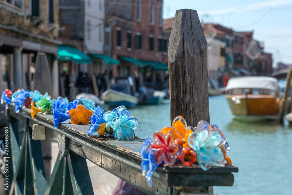 Naklejka premium Tradycyjne szkło z Murano w starym mieście na wyspie, Wenecja, Włochy