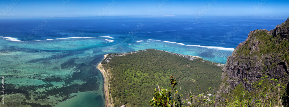 Blick vom Le Morne Brabant auf die Lagune an der Südküste von Mauritius, Afrika.