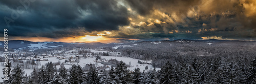 Sonnenuntergang über der verschneiten Winterlandschaft bei Neuschönau, Bayern, Deutschland. © DirkR