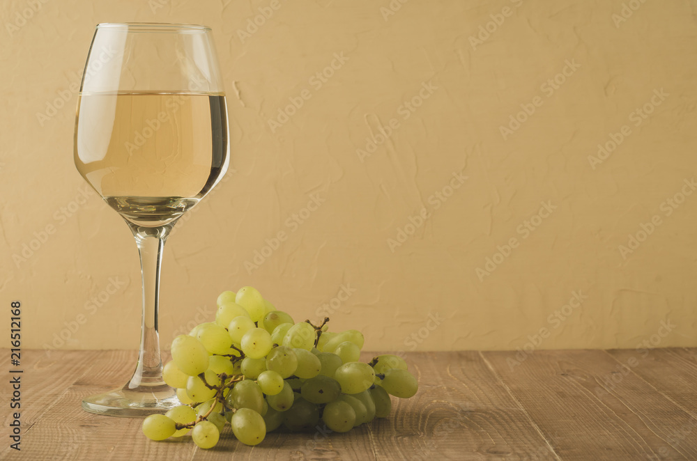 Fototapeta premium white wine and grape/wineglass with white wine and grape, copy space