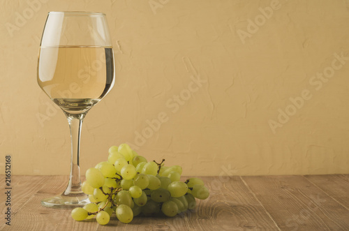 white wine and grape/wineglass with white wine and grape, copy space