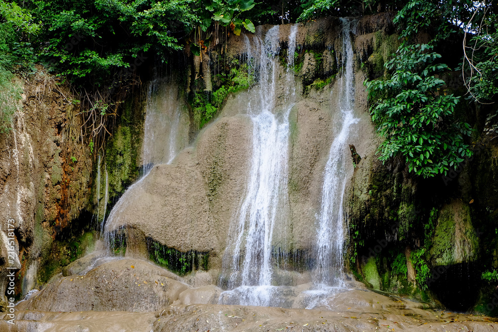 Obraz premium Sai Yok Noi Waterfall