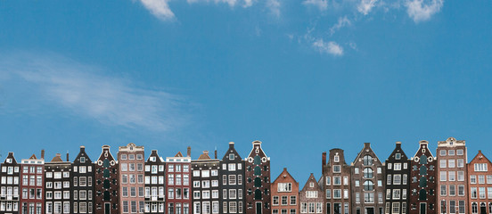 Stickers Amsterdam Traditionele Amsterdamse huizen onder blauwe lucht  © franz12
