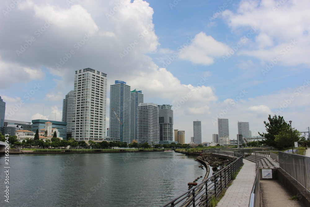 Naklejka premium 川と都市