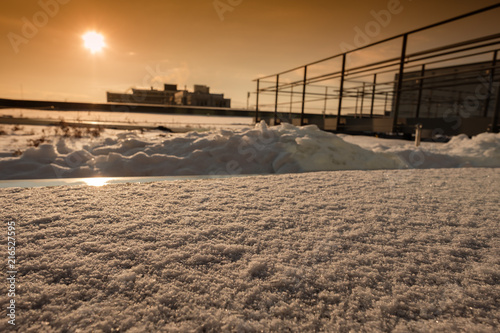 Winter mit Schnee Eiskristalle auf Dach mit Sonne