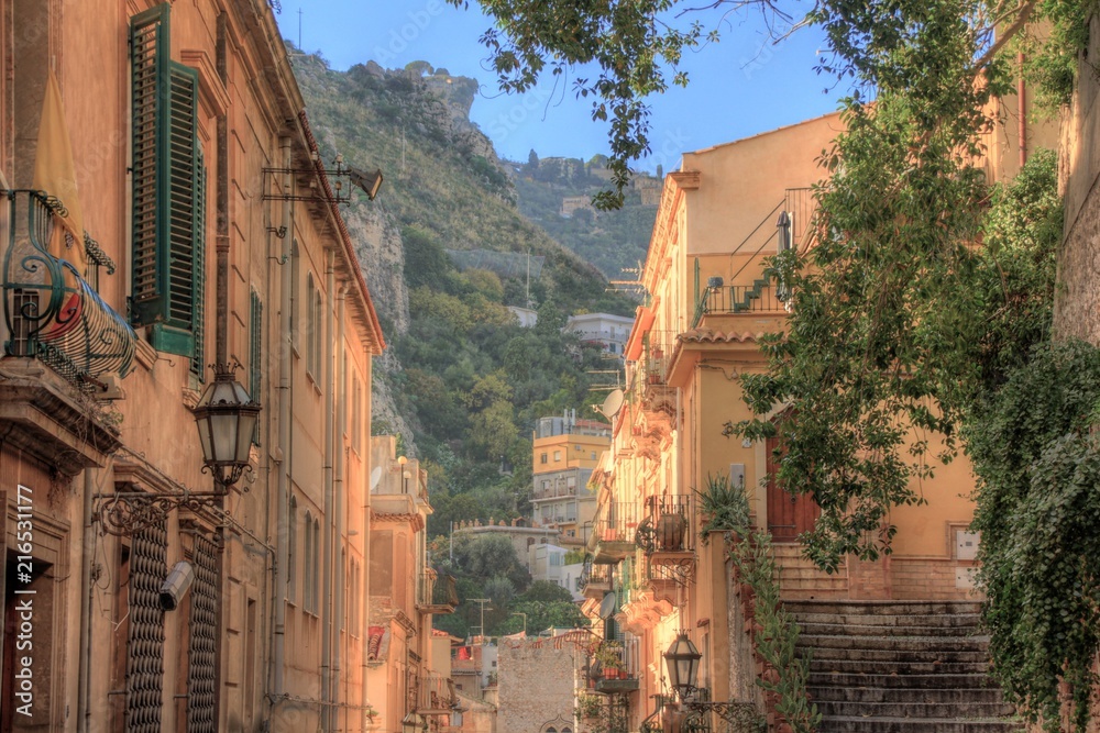 Häuser und Straße in Taormina auf Sizilien