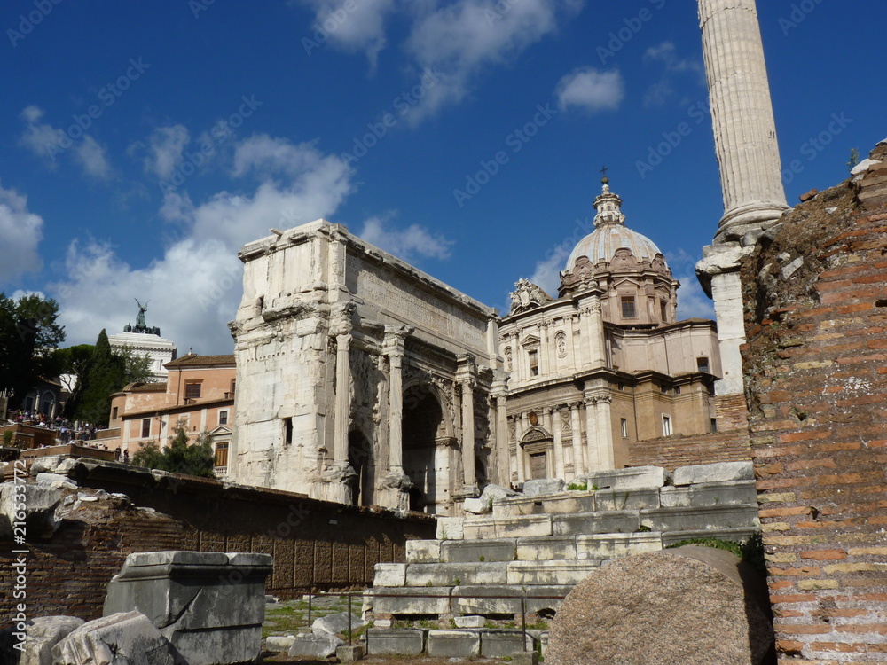 L'ARC DE SEPTIME SEVERE AVEC L'EGLISE BAROQUE SAINTS-LUC-ET-MARTINE AU FORUM ROMAIN A ROME EN ITALIE