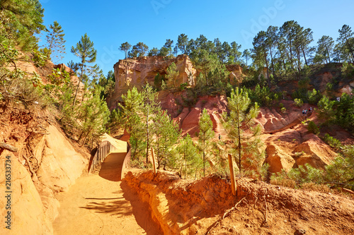 Fényképezés Red ocher cliffs in the village of Roussillon in Provence, Franc