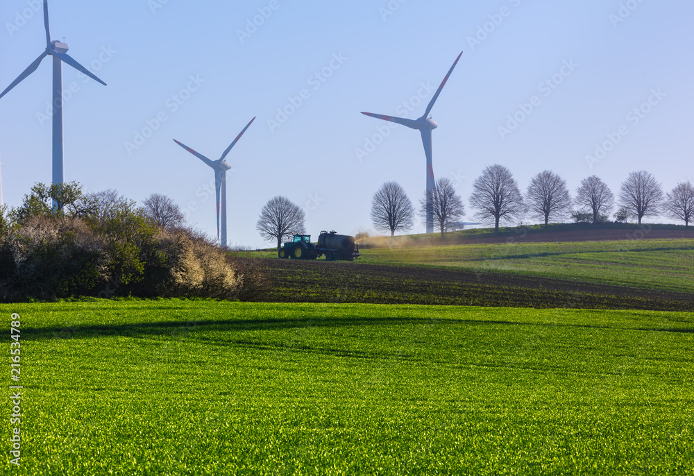 Obraz premium Bio Landwirtschaft, Anbau Bio Düngung Gülle Felder / Windräder / grüne Wirtschaft, energiewirstschaft Deutschland, Energiegewinnung windräder stromerzeugung grüne energie, eu förderung, gülle düngung