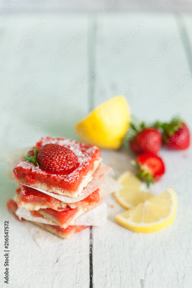 Strawberry lemonade bars for healthy breakfast