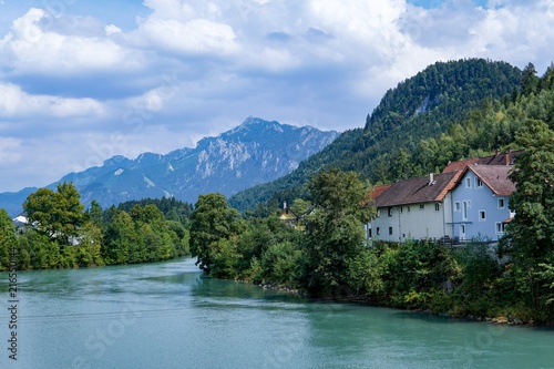 Blick auf die bayrischen Alpen mit Bergen, Wäldern und Gebäuden an der Lech