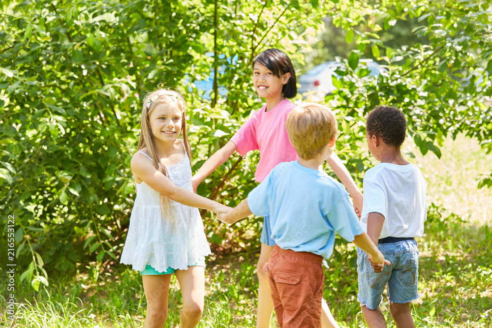 Fototapeta premium Kinder machen einen Kreistanz