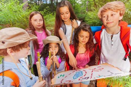 Schilderij op canvas Kids with map on treasure hunt navigation activity
