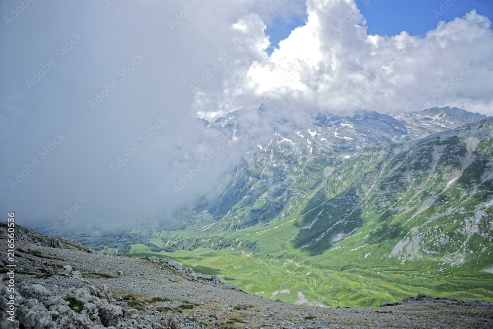 Foto Stock 1 Яндекс.Переводчик translate.yandex.ru Солнце и облака в горах  Перевод скопирован Sun and clouds in the mountains | Adobe Stock