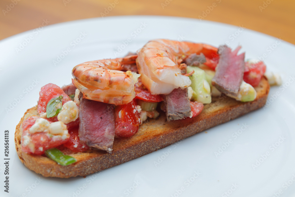 Bruschetta mit Roastbeef und Garnelen