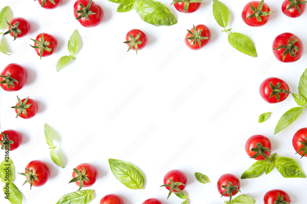 Fototapeta Wiązka piękni soczyści organicznie czerwoni czereśniowi pomidory, zielony basil opuszcza na białym tle. Błyszczące polerowane błyszczące warzywa. Koncepcja czystego jedzenia. Dieta wegetariańska. Skopiuj miejsce, płaskie świeckich, widok z góry.
