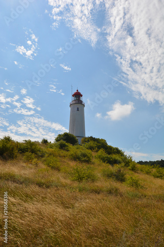 Traumhafte Wolken   ber dem Leuchtturm auf der Insel Hiddensee  R  gen