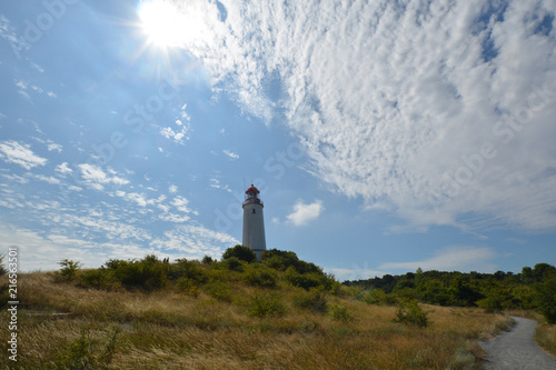 Traumhafte Wolken   ber dem Leuchtturm auf der Insel Hiddensee  R  gen