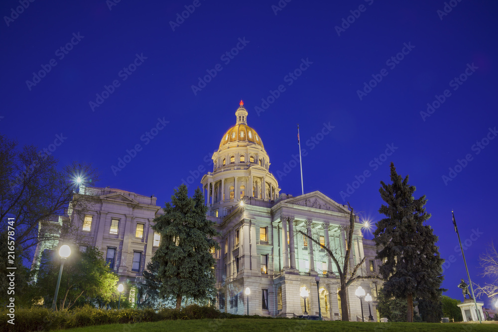 Naklejka premium Night view of the historical Colorado State Capitol