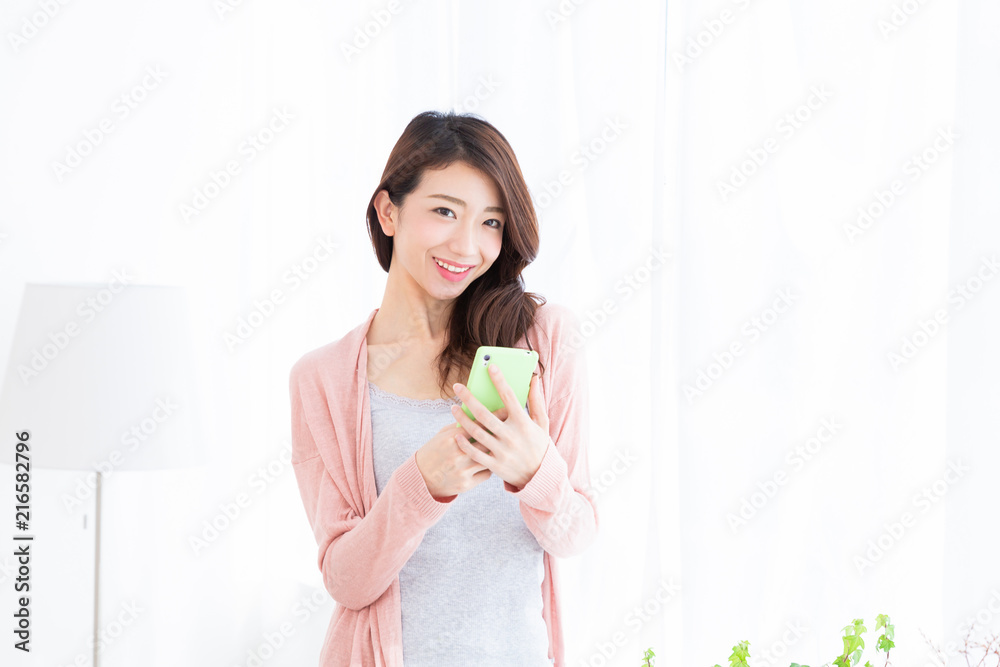 スマホを見る女性 スマホを見る女性