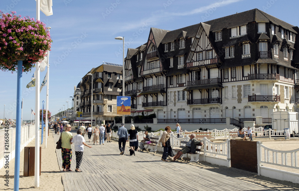 Ville de Trouville, immeubles du front de mer et les planches bordant la plage,  Calvados, Normandie, France