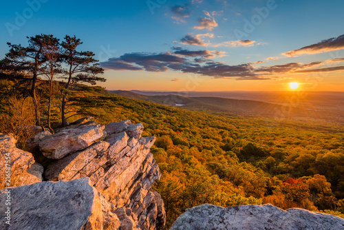 Fototapete Sunset view from Annapolis Rocks, along the Appalachian Trail on South Mountain,