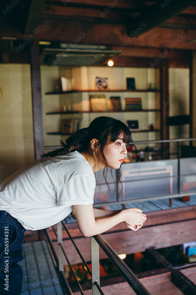 カフェで寛ぐ女性 カフェで寛ぐ女性