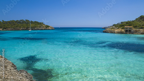 Fototapeta Naklejka Na Ścianę i Meble -  Strandurlaub Mallorca sonnig mit blauen Himmel 