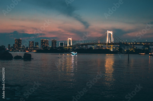 Fotografía Beautiful evening view of Rainbow Bridge and Tokyo City from Odaiba
