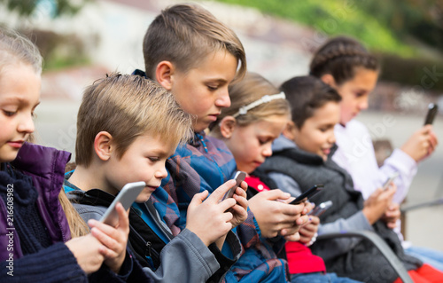 children  with mobile devices