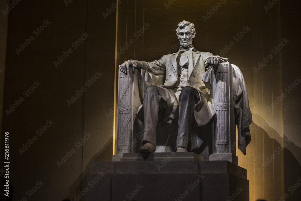 Fototapeta premium Abraham Lincoln statue at night inside the Lincoln Memorial