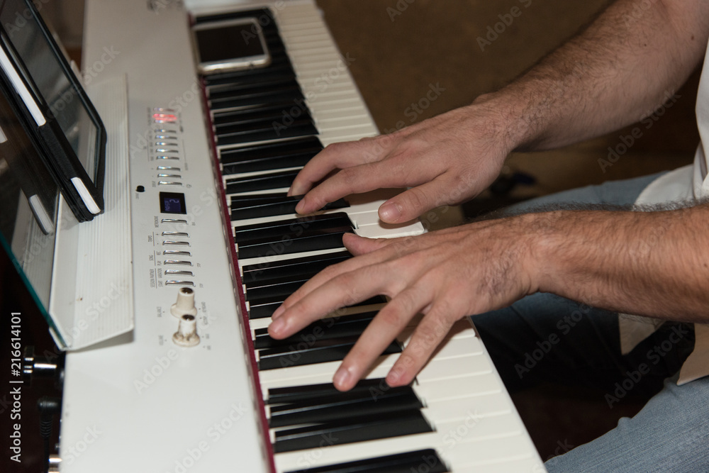 Obraz premium hands playing piano