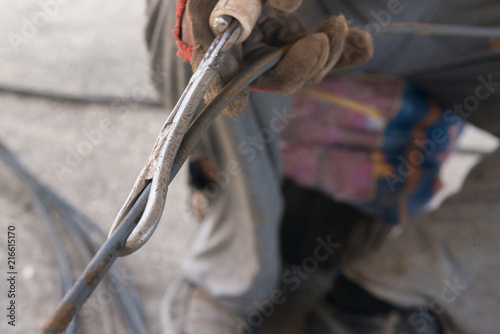 Canvas-taulu construction worker hands straightens the metal rod