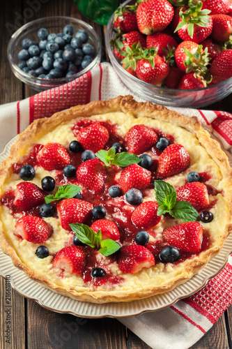 Tart with curd cheese, strawberries and blueberries