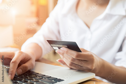Foto Young asian women hands holding credit card for online shopping at home,teenager owner business,success and online shopping concept