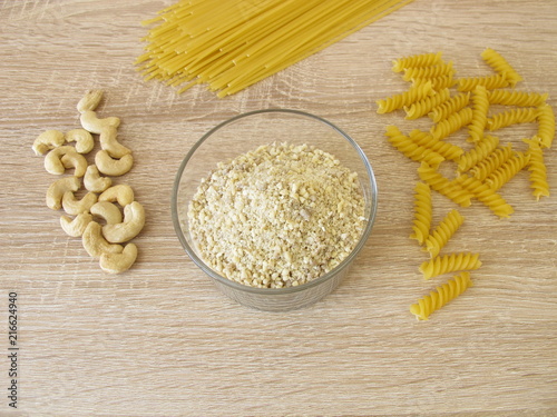 Selbstgemachter veganer Streukäse, Pizzakäse aus Cashewkernen, und Nudeln photo