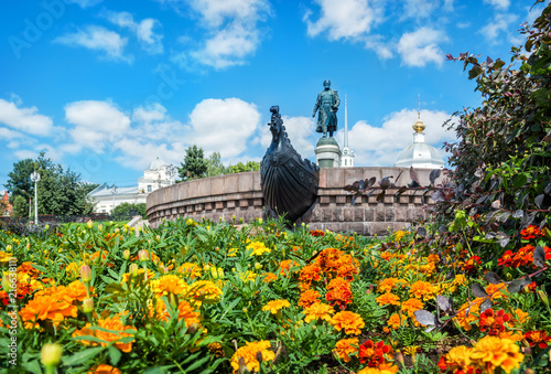 Памятник Афанасию Никитину в Твери и цветы Monument to Afanasiy Nikitin on the blooming embankment photo