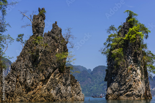 Kalksandsteinfelsen im Kao Sok Nationalpark, Thailand photo