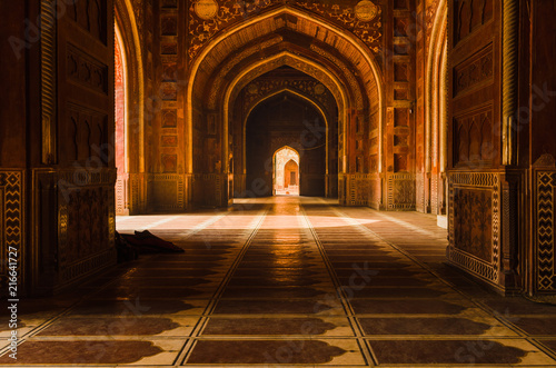 Obraz na płótnie Decorated corridors and hallways in the Taj Mahal main mosque, Agra, India