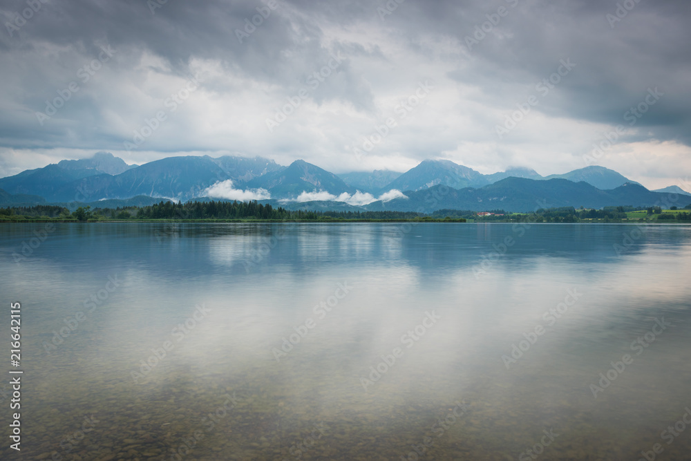 Wolken übder dem See in den Bergen - Hopfensee im Allgäu