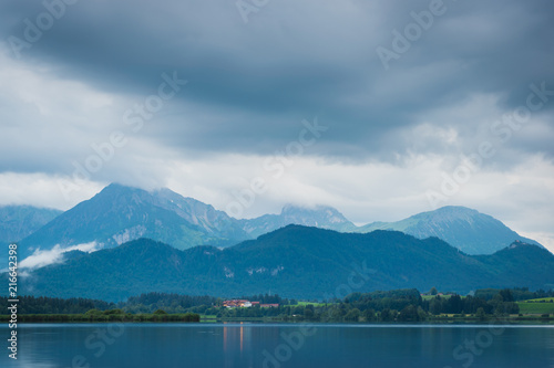 Sommer Abend mit Regen am See in den Bergen - Hopfensee im Allgäu