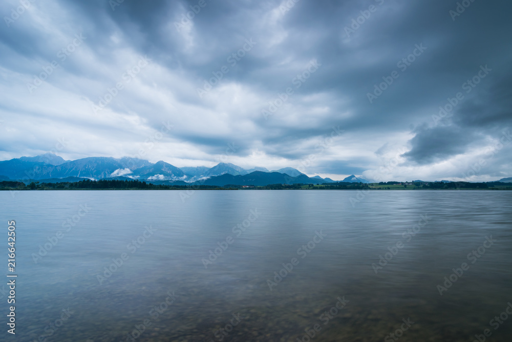 Wolken übder dem See in den Bergen - Hopfensee im Allgäu