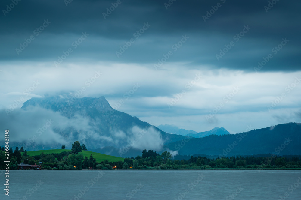 Sommer Abend mit Regen am See in den Bergen - Hopfensee im Allgäu