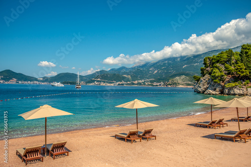 Fototapeta Naklejka Na Ścianę i Meble -  Luksusowa plaża w zatoce na wyspie świętego Stefana w Czarnogórze. W oddali widać luksusowy jacht