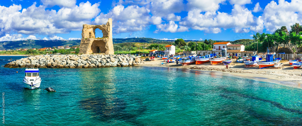 Obraz premium Tradycyjna wioska rybacka Briatico w Kalabrii z turkusowym morzem i starą wieżą saracenską. Włochy