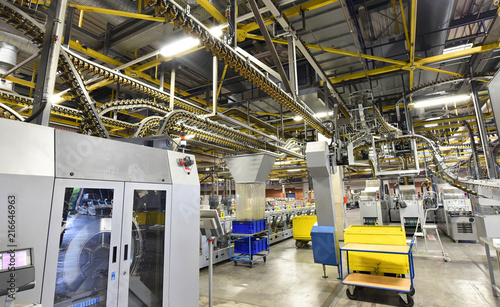 Maschinen in einer modernen Fabrik - Förderbänder in einer Großdruckerei // Machines in a modern factory - conveyor belts in a large printing plant