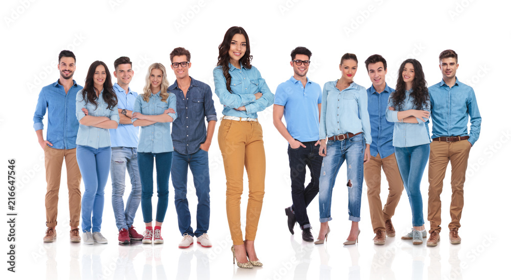 Obraz premium confident woman leader standing in the middle of her group