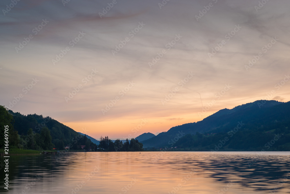 Sonnenuntergang am See in den Bergen